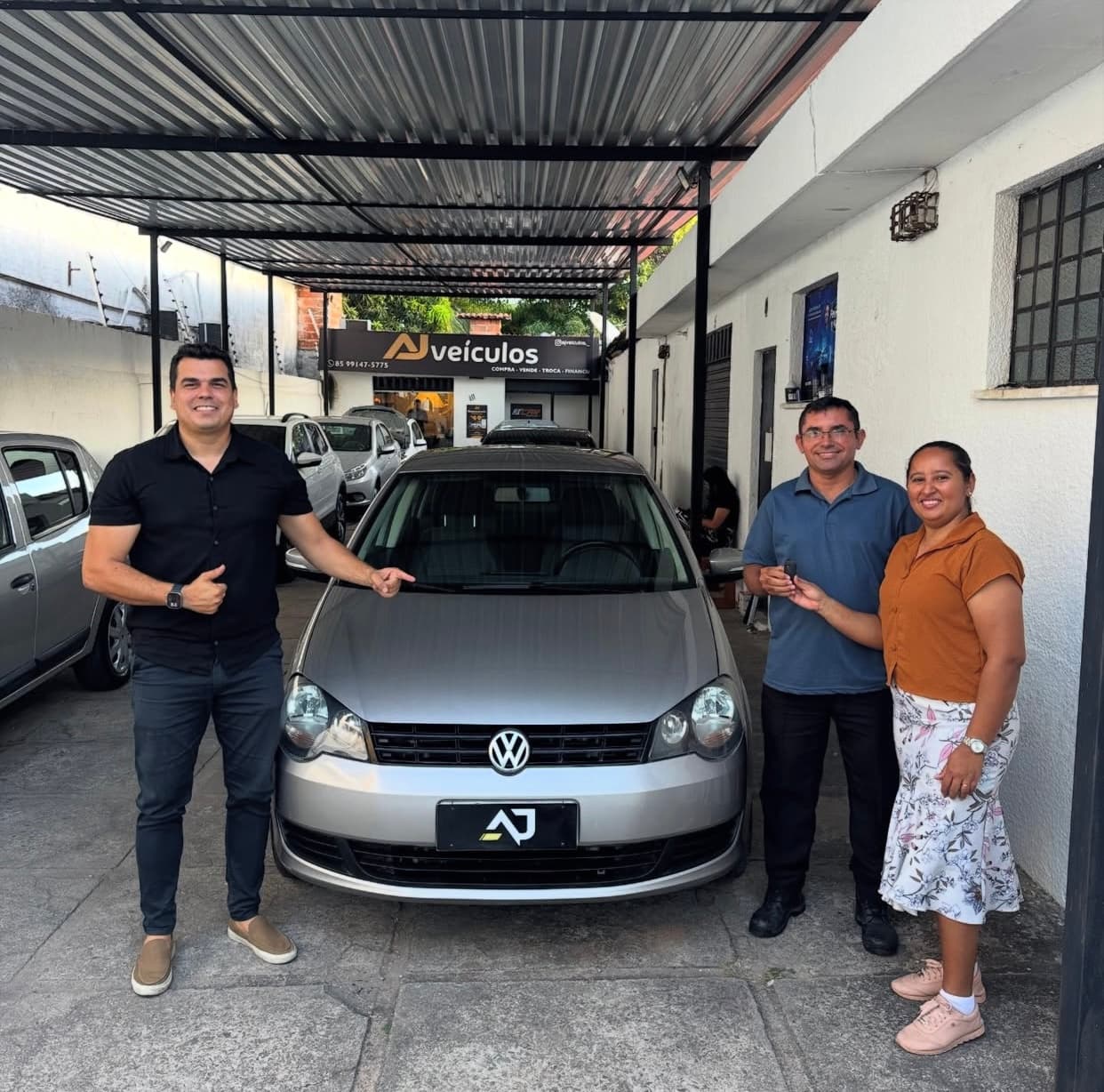 Cliente recebendo as chaves do carro na AJ Veículos