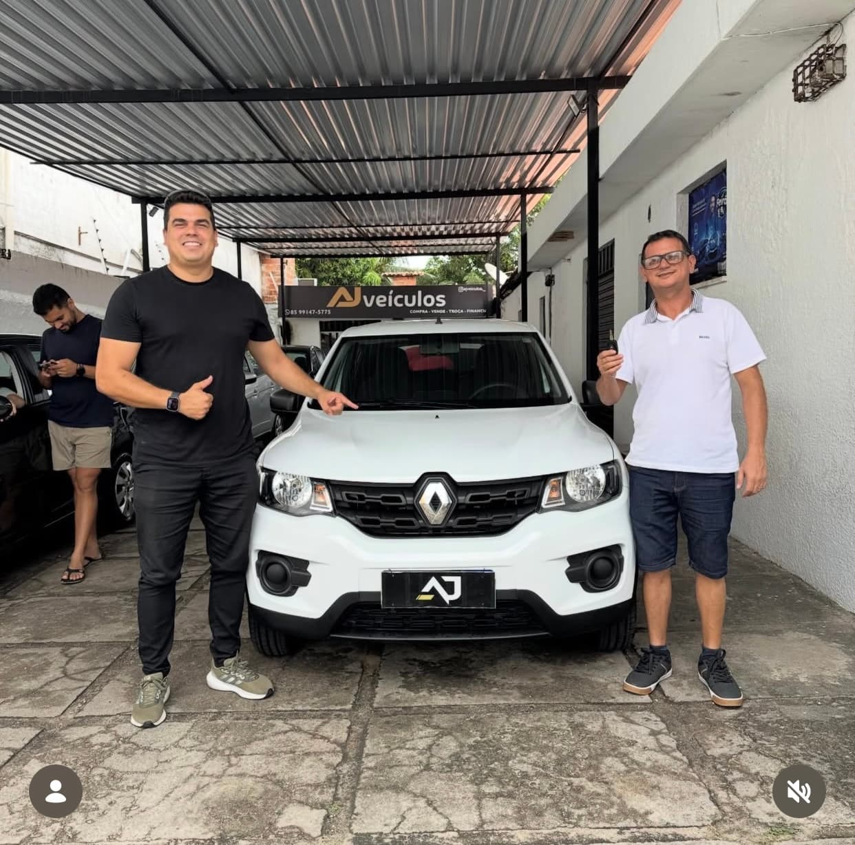 Cliente recebendo as chaves do carro na AJ Veículos