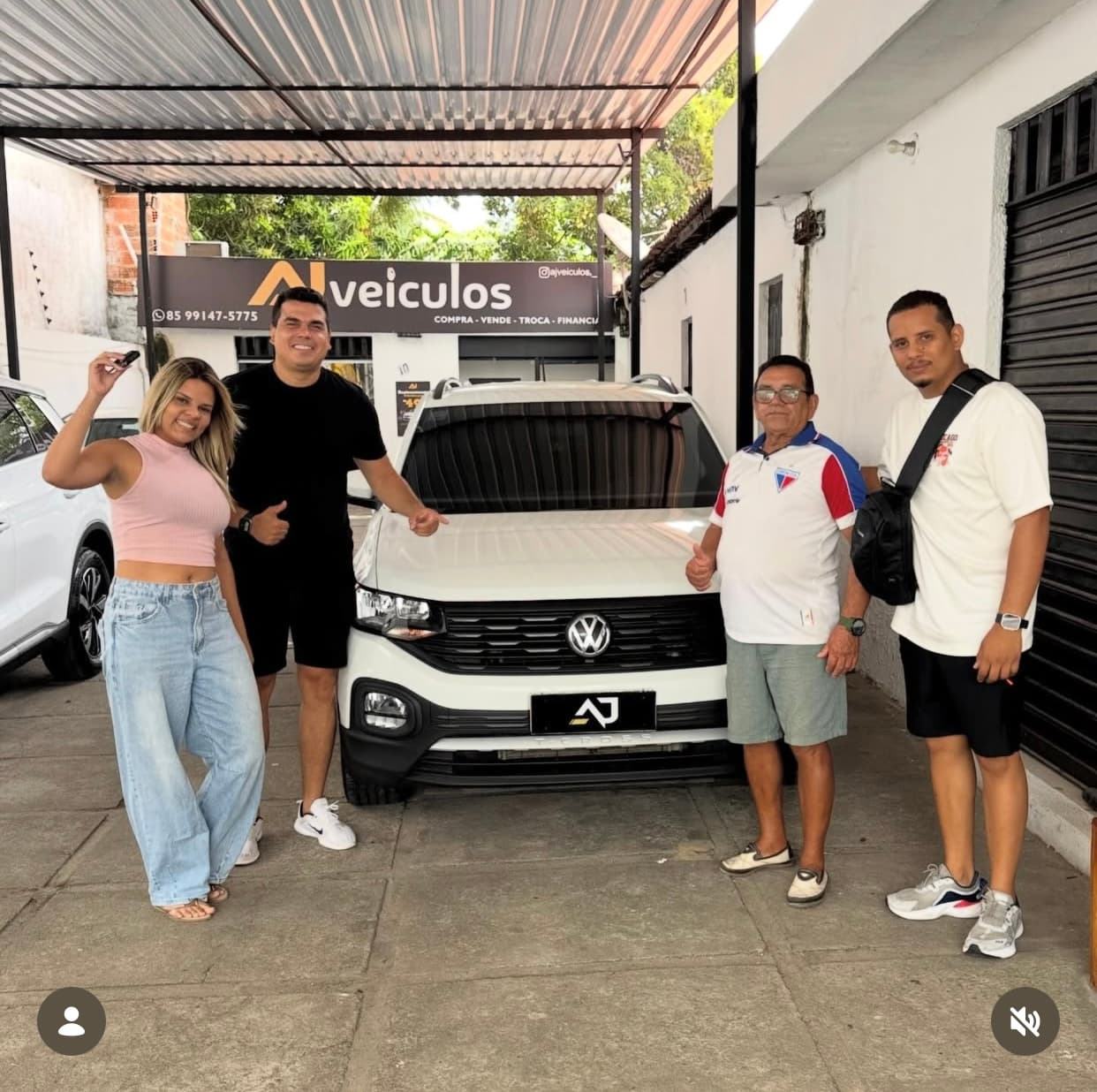 Cliente recebendo as chaves do carro na AJ Veículos