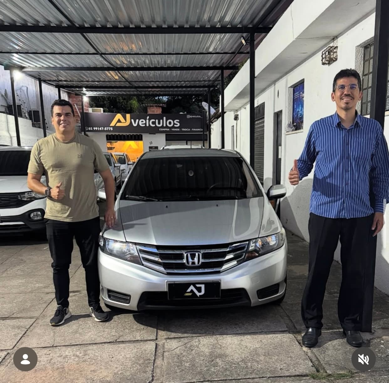 Cliente recebendo as chaves do carro na AJ Veículos