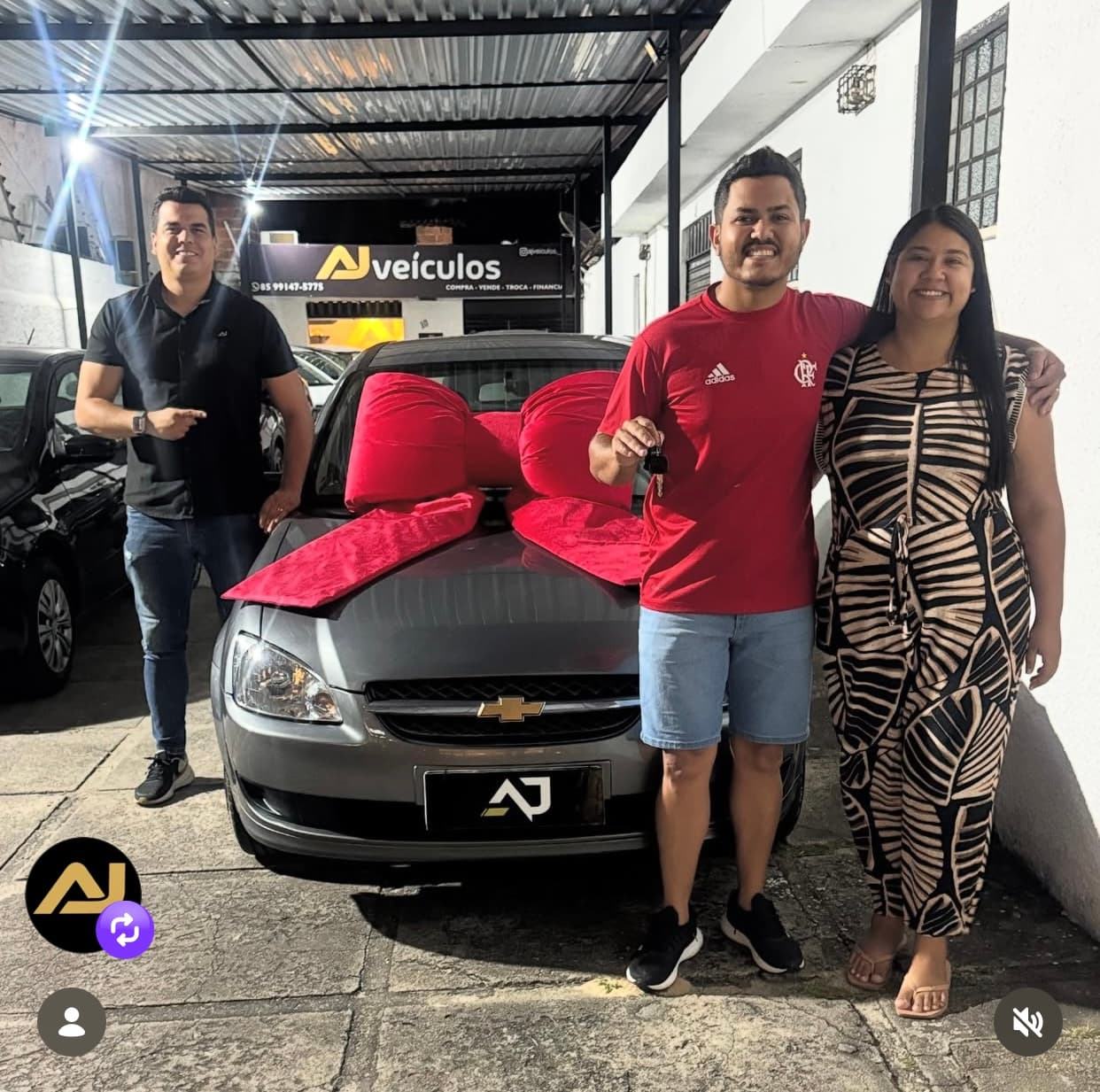 Cliente recebendo as chaves do carro na AJ Veículos