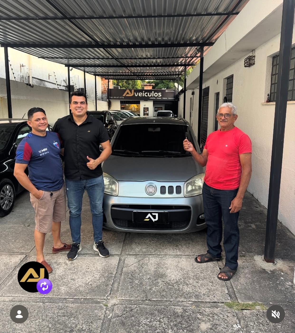 Cliente recebendo as chaves do carro na AJ Veículos